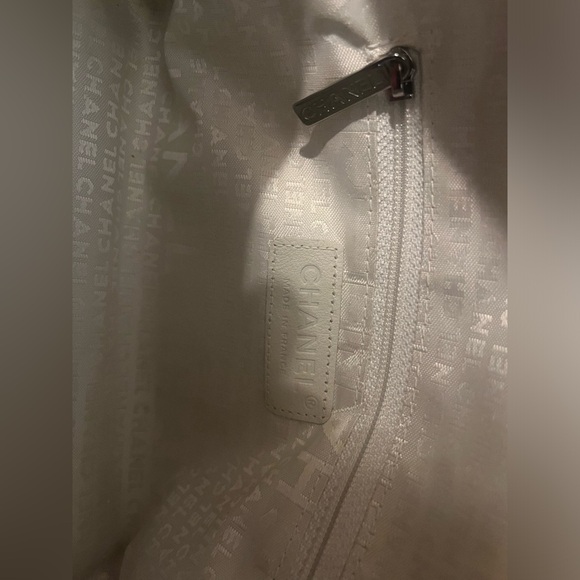 CHANEL - Pink Leather Handbag - *RARE* - Picture 13 of 14